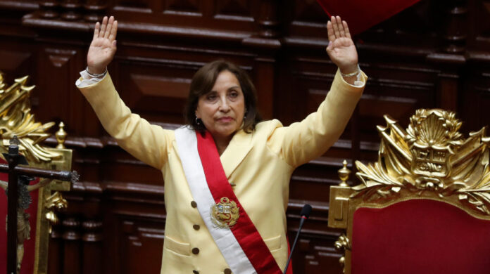 La abogada Dina Boluarte jura como primera presidenta de la historia de Perú