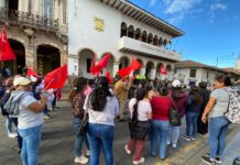Cuenca: Trabajadores de la salud protagonizan plantón por despidos