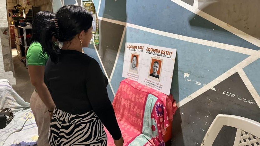 Dos hermanas lloran a sus hijos menores desaparecidos por hombres vestidos de militares en Ecuador