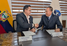 Andrés González, gerente de Exploración y Producción, y Li Yongpeng, apoderado especial CNPC. Foto: Cortesía de Petroecuador