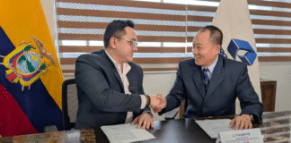 Andrés González, gerente de Exploración y Producción, y Li Yongpeng, apoderado especial CNPC. Foto: Cortesía de Petroecuador