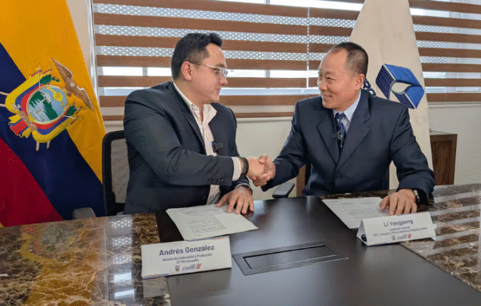 Andrés González, gerente de Exploración y Producción, y Li Yongpeng, apoderado especial CNPC Andrés González, gerente de Exploración y Producción, y Li Yongpeng, apoderado especial CNPC. Foto: Cortesía de Petroecuador