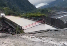 Un puente colapsó por la erosión del río Loco, en Napo
