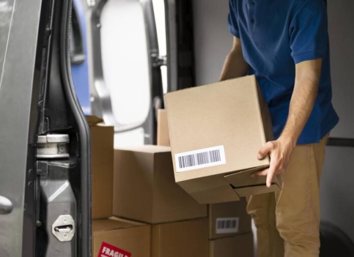 cerrar-las-manos-caja-de-transporte_2368255_20250819205909