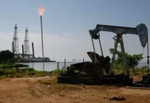 Trump dice que Venezuela entregará a EE.UU. entre 30 y 50 millones de barriles de petróleo