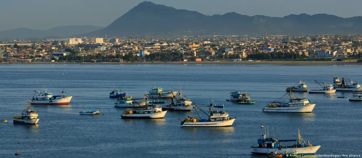 Pescadores ecuatorianos denuncian que fueron bombardeados