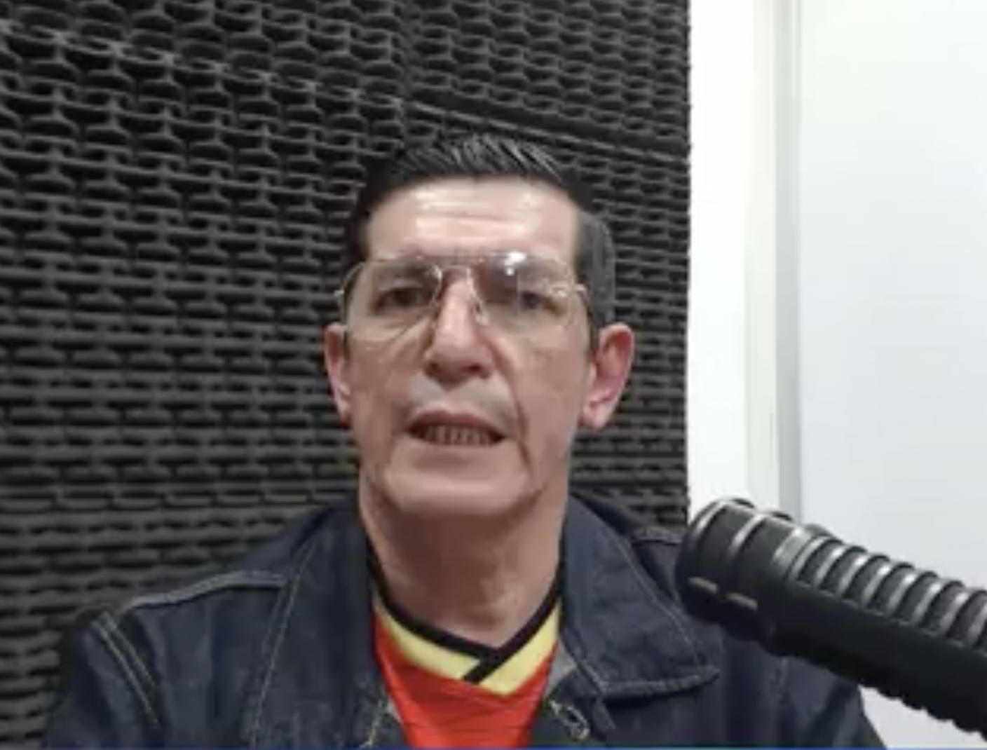 Desfile de bandas de guerra de exalumnos revive la tradición en Cuenca por las fiestas de abril