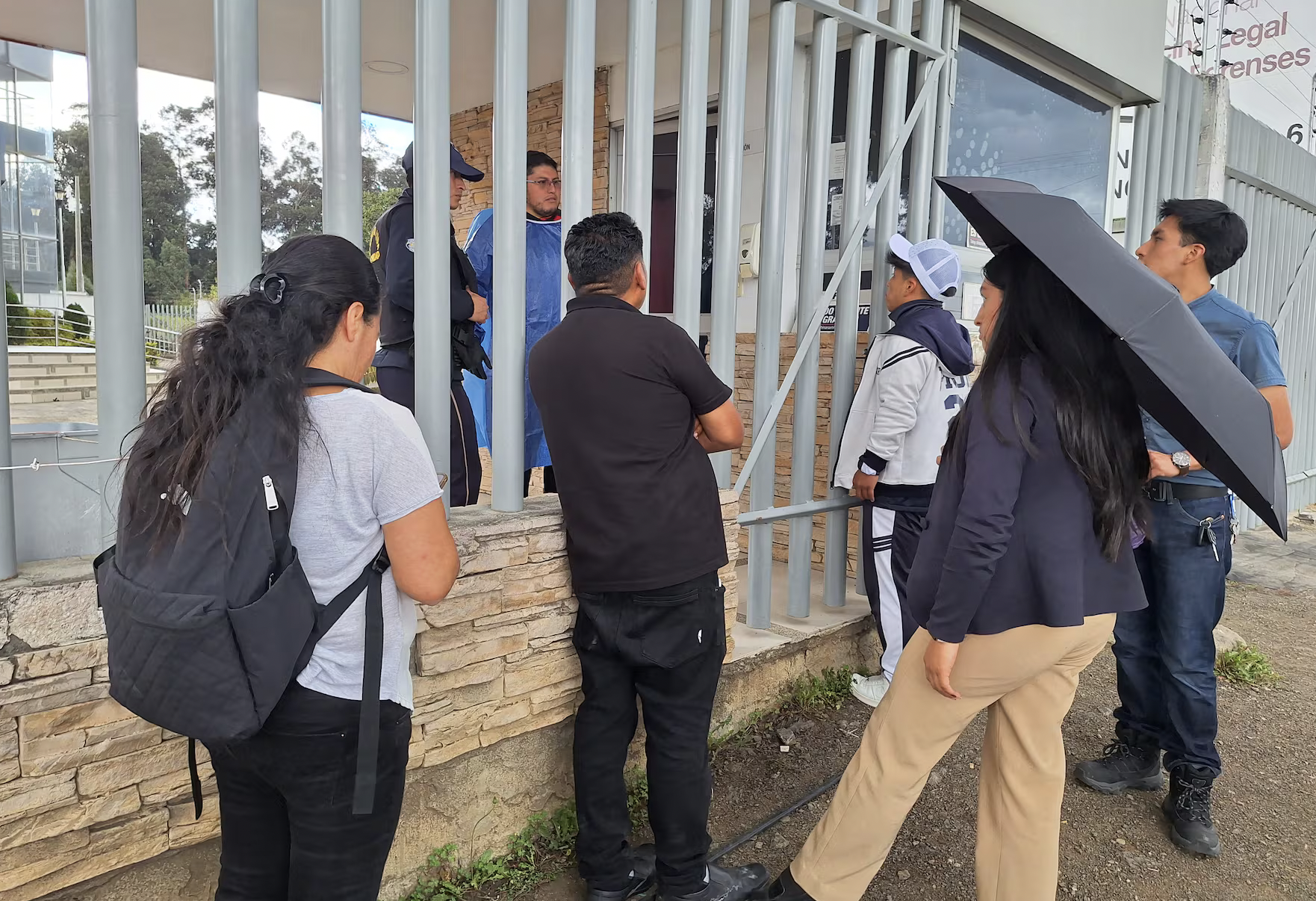 Angustia y gastos golpean a familias de sobrevivientes del bus accidentado en Cuenca-Molleturo