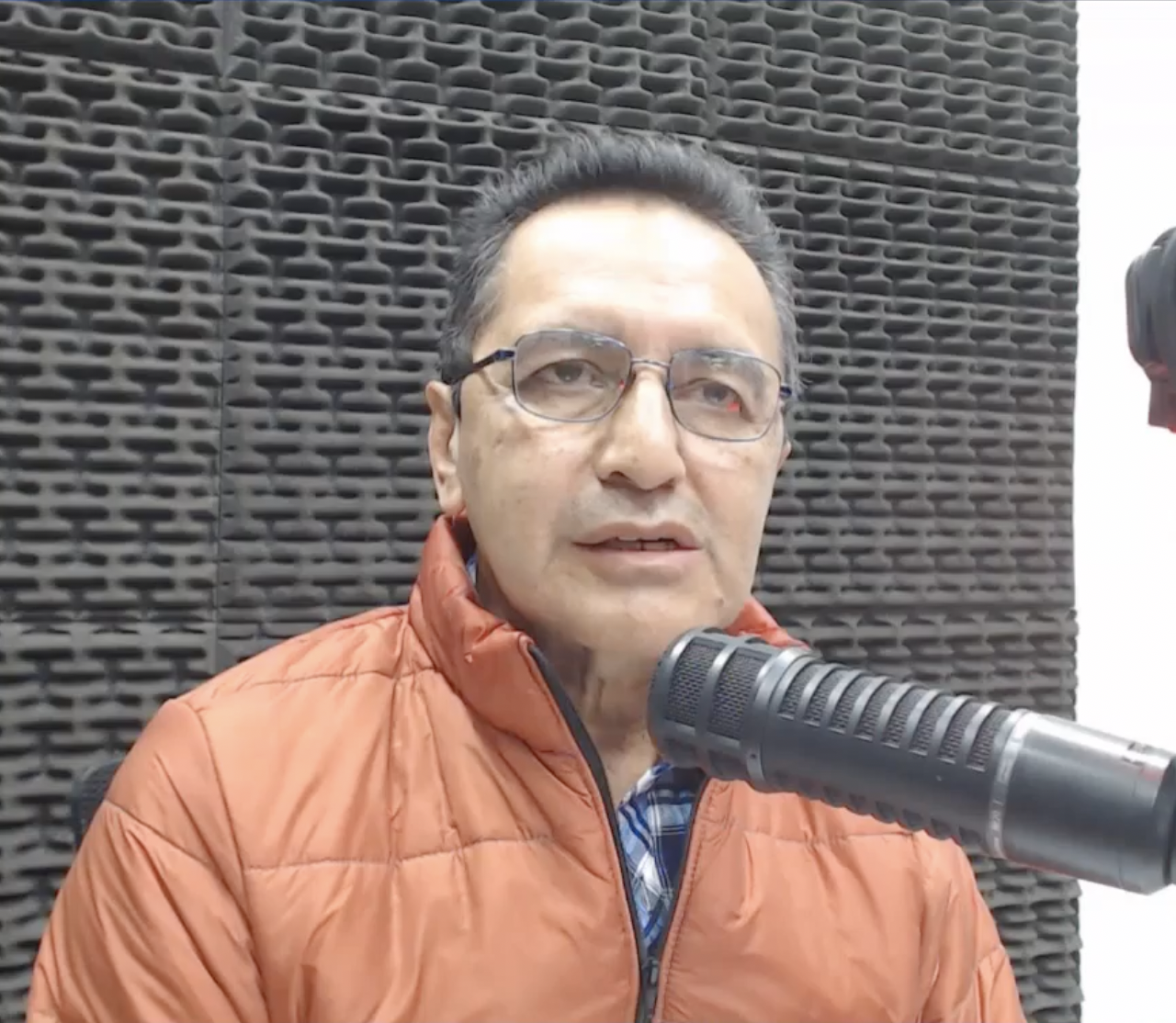 Asfalto llega al centro de Santa Isabel tras meses de deterioro