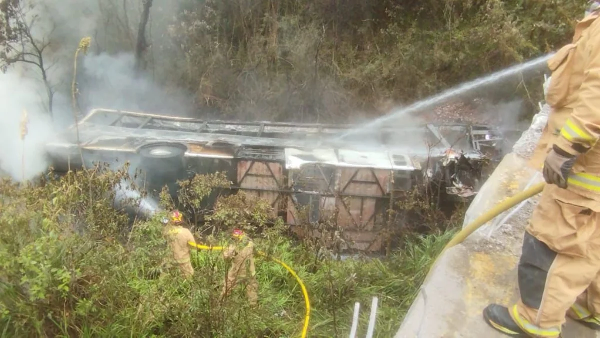 Un bus cayó a un barranco, se incendió en la vía Cuenca-Molleturo y deja al menos 11 fallecidos