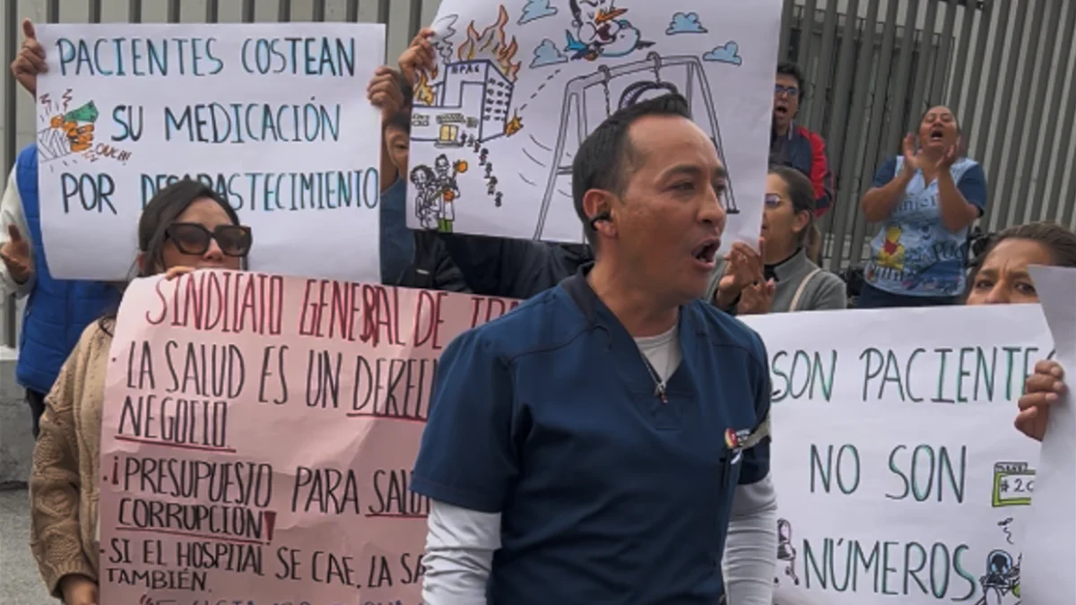 Personal de salud realiza un plantón fuera del Hospital Pablo Arturo Suárez, en Quito, para reclamar falta de insumos y medicinas