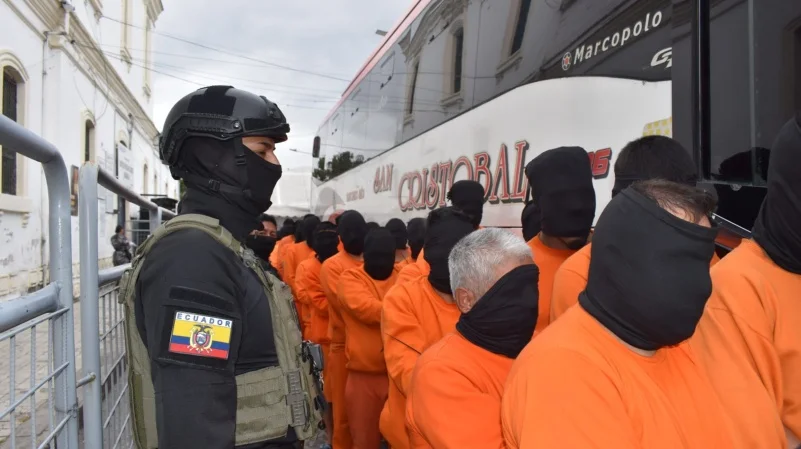 300 presos fueron trasladados de Ibarra a Cuenca