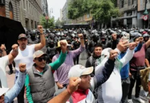 Maestros mexicanos derriban estatuas del Mundial en medio de protestas