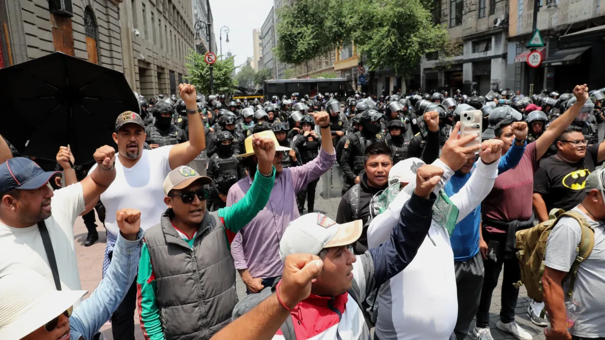 Maestros mexicanos derriban estatuas del Mundial en medio de protestas